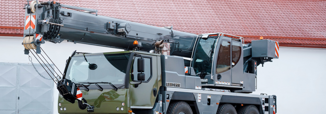 Logistická spolupráce na jedničku: Nový jeřáb Liebherr zvedne až 42 tun