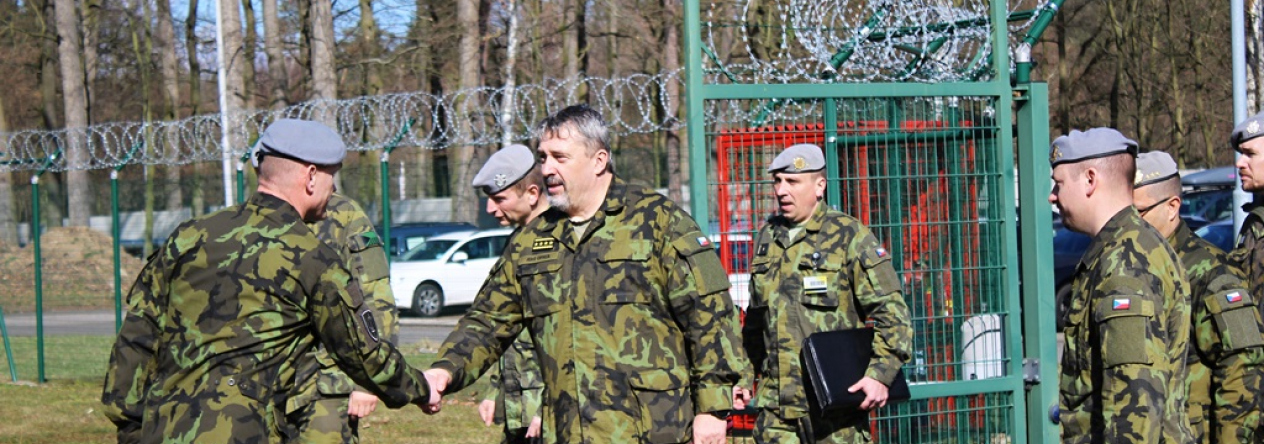 04_general_opata_navstivil_park_techniky_i_zbrojni_sklad_autor_kapitanka_helena_rebickova_tiskova_a_informacni_dustojnice_14._pluku_logisticke_podpory.jpg