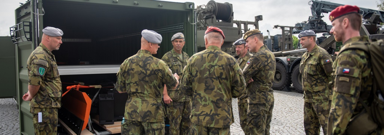 1._logistici_predstavili_generalu_rehkovi_novou_techniku_autor_rotny_jiri_vrana.jpg