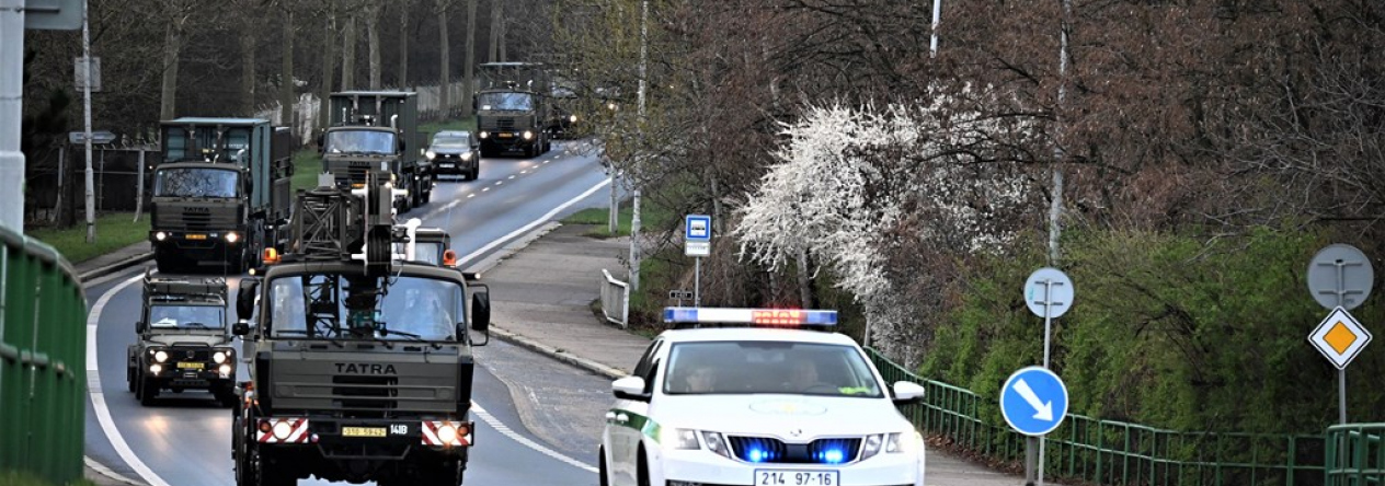 1._presun_techniky_probihal_za_doprovodu_vojenske_policie_autor_kapitanka_helena_rebickova.jpg
