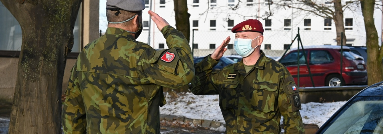 1_velitel_podava_hlaseni_generalovi.jpg