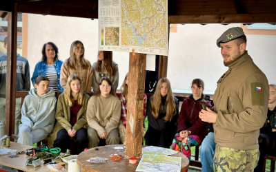 Budovat tým, držet pospolu, včas se správně rozhodnout...Na to apelovali vojáci na programu POKOS. Autor: Daniela Hölzelová  Obrázek 1 z 9  Děti trénovaly orientaci v neznámém terénu, čtení v mapách i budování přístřešků.