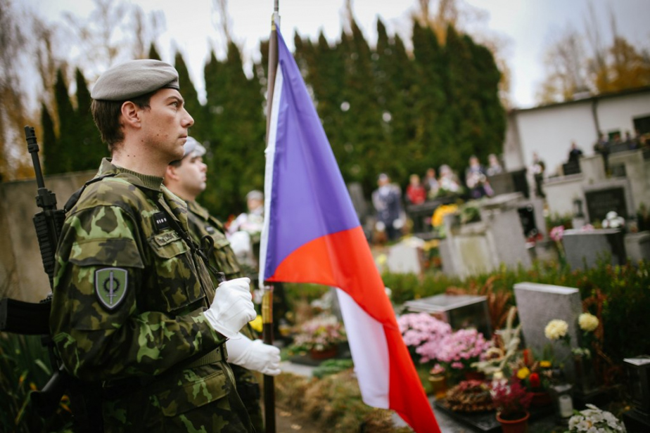 4._oslav_se_zucastnili_vojaci_mistnich_utvaru_a_zarizeni_spolecne_s_predstavitely_mesta_a_cleny_vyboru_jednoty_ceskoslovenske_obce_legionarske_kpt._masarikova.jpg