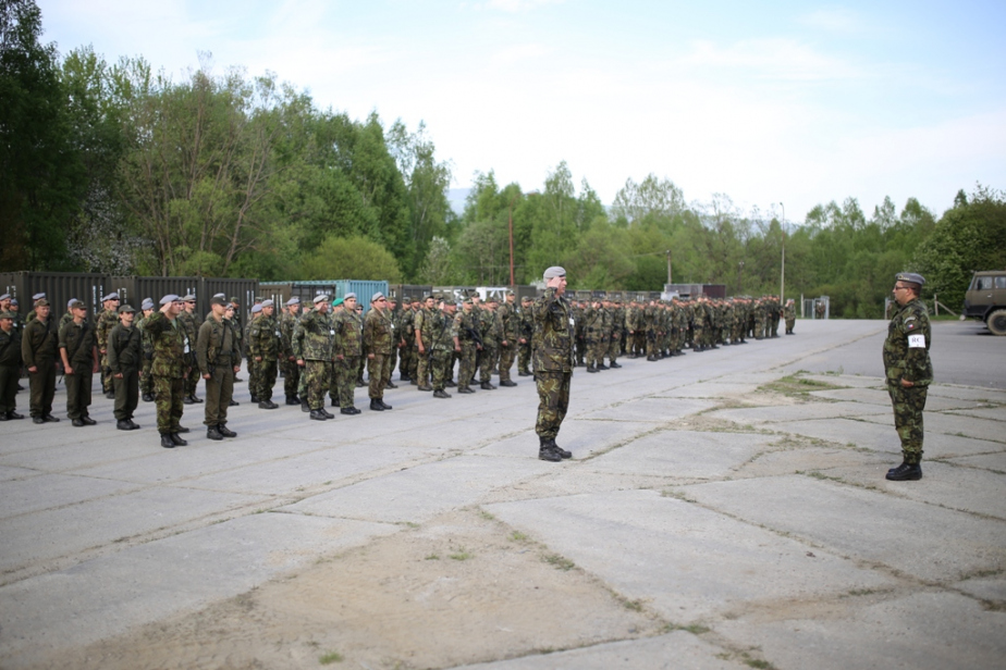 9._zaverecny_nastup_vyhodnoceni_-_podani_hlaseni_ridicimu_vycviku_plukovniku_karlu_zapletalovi.jpg