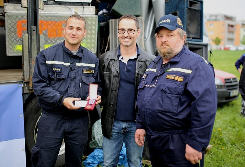 cetar_jiri_chmelik_obdzel_medaili_za_zasluhy_zleva_jiri_chmelik_primator_mesta_pardubice_martin_charvat_a_okresni_starosta_dobrovolnych_hasicu_bohuslav_cermak.jpg