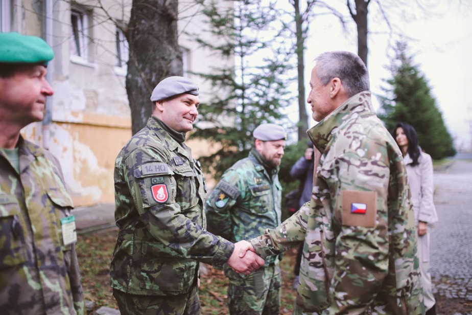ministr_se_zdravi_s_nacelnikem_stabu_14._pluku_logisticke_podpory.jpg