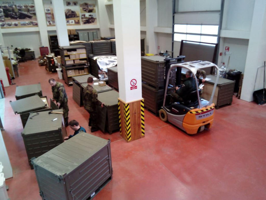 nakladka_materialu_v_centru_zabezpeceni_materialem_technickych_sluzeb_stepanov_foto_pplk._martin_andrle.jpg