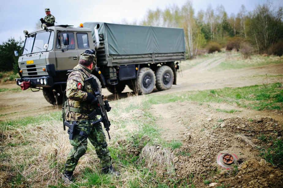 pri_prohlidce_525_nasel_prislusnik_uxo_protitankovou_minu_a_dava_znameni_o_nalezu.jpg