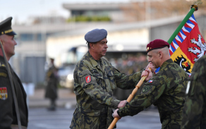 Odcházející velitel plk. Horáček předává bojový prapor gen. Dziakovi