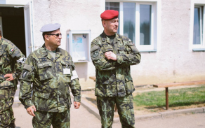 12._ridici_cviceni_plukovnik_karel_zapletal_se_zastupcem_velitele_pozemnich_sil_generalem_ladislavem_jungem_sleduji_cinnost_jedne_cvicici_jednotky.jpg