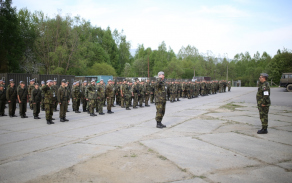 9._zaverecny_nastup_vyhodnoceni_-_podani_hlaseni_ridicimu_vycviku_plukovniku_karlu_zapletalovi.jpg
