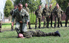 01_instruktor_seznamuje_ucastniky_kurzu_s_technikami_boje_zblizka.jpg