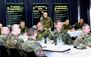 02_plukovnik_hudecek_pri_uvodnim_dokladu_seznamuje_generala_opatu_s_aktualni_situaci_u_utvaru_autor_kapitanka_helena_rebickova_tiskova_a_informacni_dustojnice_14._pluku_logisticke_podpory.jpg