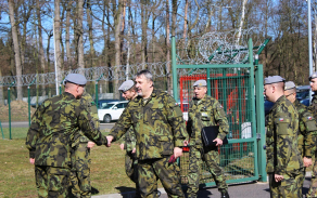 04_general_opata_navstivil_park_techniky_i_zbrojni_sklad_autor_kapitanka_helena_rebickova_tiskova_a_informacni_dustojnice_14._pluku_logisticke_podpory.jpg