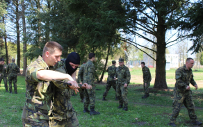 07_instruktor_predvadi_pacifikaci_utocnika.jpg