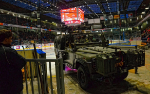 10._land_rover_defender_opousti_ledovou_plochu_za_potlesku_divaku_autor_cetar_milan_hlavaty.jpg