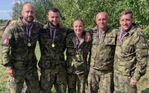 10_vitezove_z_velitelske_roty_pluku_do_toho_sli_naplno_autor_rotny_patrik_vacha.jpg