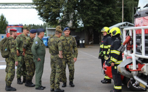 12._ngs_navstivil_vojenskou_hasicskou_jednotku_spravy_letiste_pardubice_autor_nadporucice_iva_machova.jpg