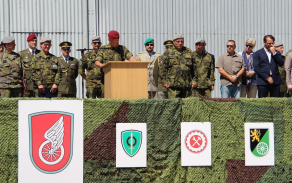 12._reditel_sekce_podpory_ministerstva_obrany_generalmajor_stefan_muransky_na_slavnostnim_nastupu_utvaru_pozdravil_pritomne_vojaky_a_hosty_autor_kpt._tomas_vyskot.jpg