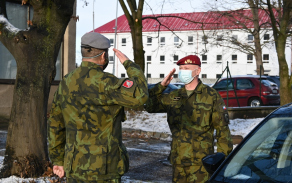 1_velitel_podava_hlaseni_generalovi.jpg