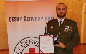 2._rotmistr_schindler_prevzal_zlaty_kriz_1._tridy_za_dobrovolne_darcovstvi_autor_fotgrafie_rotny_milan_hlavaty.jpg