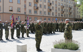 2._zastupce_14._plogp_plk._gst._karel_zapletal_podava_hlaseni_veliteli_14._plogp_plk._gst._stanislavu_hudeckovi_autor_nrtm._robert_skorepa.jpg