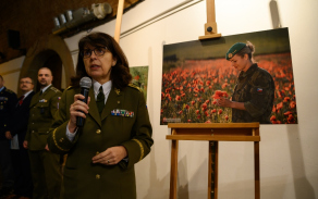 2_generalka_lenka_smerdova_pred_jednou_z_viteznych_fotografii_kalendare_autor_praporcik_petr_dohnal.jpg