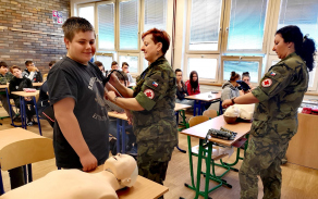 3._vojakyne_z_praporniho_obvaziste_skolaky_ucily_zaklady_prvni_pomoci_autor_rotny_milan_hlavaty.jpg