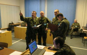 3_nacelnik_stabu_objasnuje_ukol_cvicicim.jpg