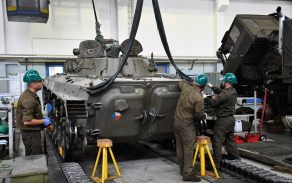 4._na_jednoum_kusu_bvp-2_pracovalo_nekolik_mechaniku_dva_az_tri_tydny_autor_cetar_zbynek_mach.jpg
