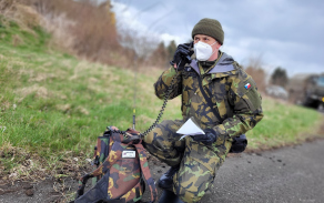 4_chemicky_instruktor_prijima_cbrn_zpravu_autor_kapitanka_helena_rebickova.jpg