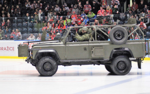 5._land_rover_defender_prijizdi_na_ledovou_plochu_autor_kapitanka_helena_rebickova.jpg