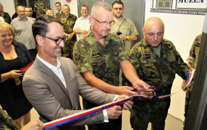 5._reditel_sekce_podpory_mo_generalmajor_stefan_muransky_s_primatorem_pardubic_martinem_charvatem_a_velitelem_14._plogp_plukovnikem_stanislavem_hudeckem_prestrihuji_pasku_u_vstupu_do_muzea_autor_kpt._tomas_vyskot.jpg