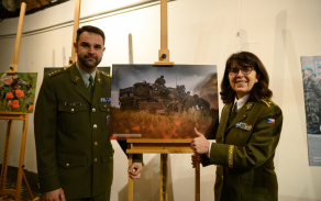 7_cenu_za_viteznou_fotografii_prevzal_za_desatnika_reitspiese_jeho_velitel_roty_kapitan_zak_autor_praporcik_petr_dohnal.jpg