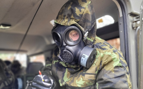 8_pomoci_detekcni_trubicky_chemickeho_prukazniku_vyhodnoti_pritomnost_chemickych_latek_autor_kapitanka_helena_rebickova.jpg
