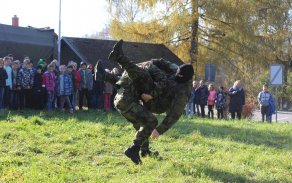 9_ukazky_boje_z_blizka_deti_sledovaly_se_zajmem_autor_kapitanka_helena_rebickova.jpg