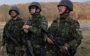 desatnik_ivan_nemes_prvni_zleva_na_rijnovem_vycviku_autor_rotny_patrik_vacha.jpg
