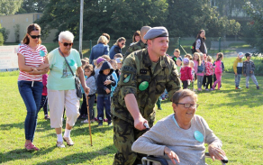 prislusnik_143._zaspr_sledoval_spolecne_se_seniorem_kroketovy_turnaj.jpg