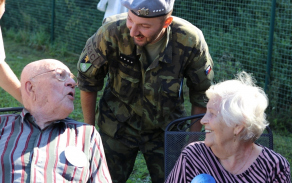 radost_senioru_z_ucasti_vojaku_na_akci_kroketoveho_turnaje_byla_viditelna_na_prvni_pohled.jpg
