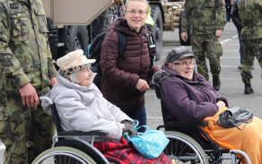seniori_i_deti_navstivili_posadku_v_lipniku_nad_becvou.jpg