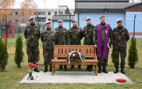 veteranska_lavicka_s_vrchnaky.jpg
