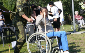 vojaci_143._zasobovaciho_praporu_pomahaji_pri_kroketu.jpg