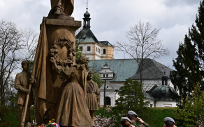 zamek_a_pomnik.jpg